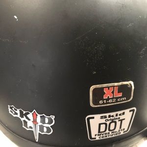 Skid lid DOT XL motorcycle helmet, used with a few scratches on helmet